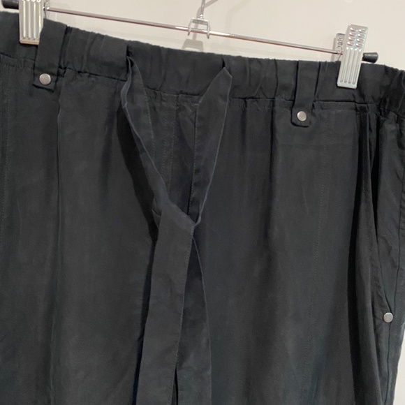 7 For All Mankind Black Silk Cropped Cargo Jogger Pant - Picture 5 of 8